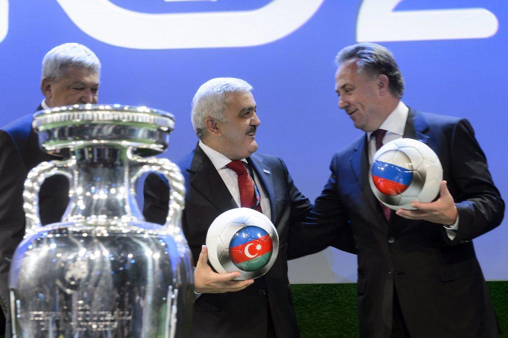 Le président de la Fédération azerbaïdjanaise de foot Abdullayev (centre) était aux anges. [KEYSTONE - Laurent Gillieron]