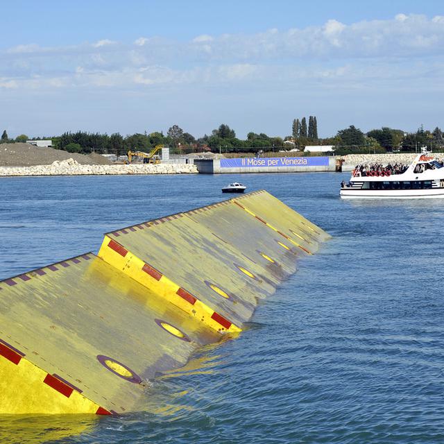 Le système de digues mobiles "Moïse" devait arrêter les inondations et les vagues dans la lagune de Venise. [AP Photo - Luigi Costantini]