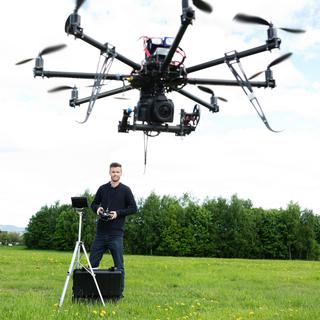 Selon l’OFAC, entre 6000 et 8000 personnes pilotent des drones en Suisse. [Tyler Olson]
