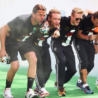 Les 6 joueurs Allemands faisant la danse des Gauchos. [Alex Grimm/Bongarts/Getty Images]