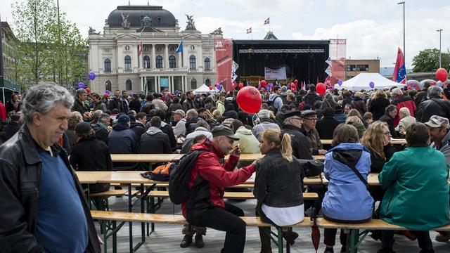 Un petit air de kermesse, ce 1er mai à Zurich... [Ennio Leanza]