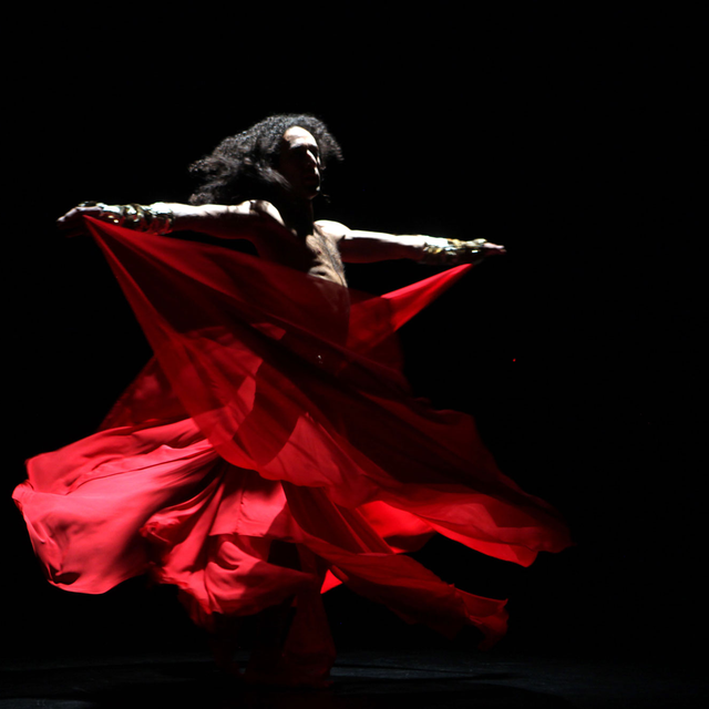 Le danseur libanais Alexandre Paulikevitch dans "Tajwal" sur la scène du théâtre de Beyrouth. [Patrick Baz]
