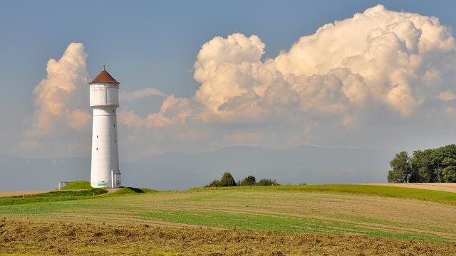 Tour d'eau de Goumoëns-la-Ville (VD). En arrière plan, à droite de la tour, le Mt. Cochet, la Petite Roche et le Chasseron. [Bernard Favre]