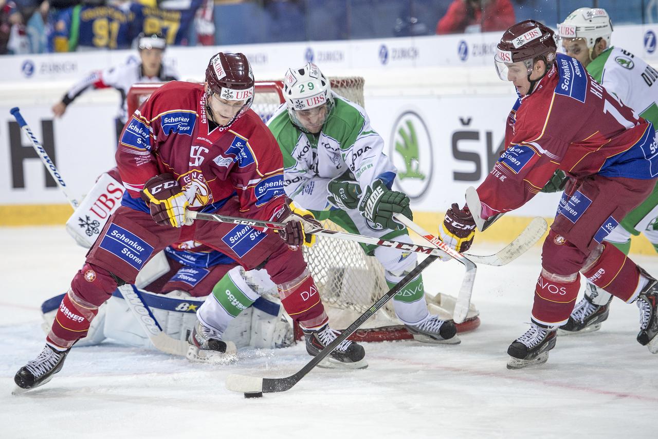 Kast (en grenat, à droite) a brillé face à Ufa, contribuant aux bons débuts du GSHC à Davos. [EQ Images - Werner Schaerer]