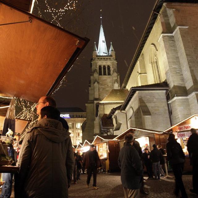Le marché de Noël de Lausanne (VD) attire de nombreux visiteurs. [Keystone - Laurent Gilliéron]