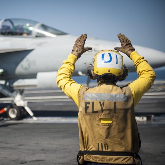 Washington a largué des armes et des munitions aux combattants kurdes à Kobané. [US Navy]