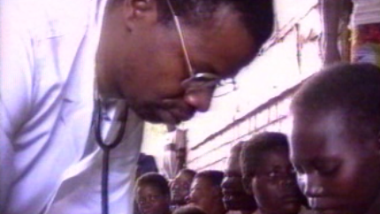Zaire, 1995. Un médecin soigne des malades atteints par le virus Ebola. [RTS]