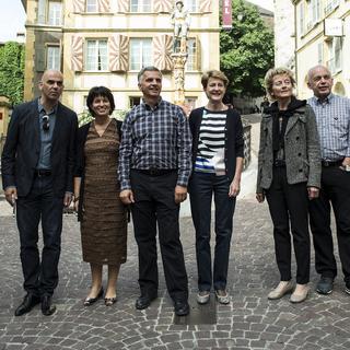 Les sept ministres, ici à Neuchâtel avec la chancelière fédérale (gauche). [Peter Schneider]