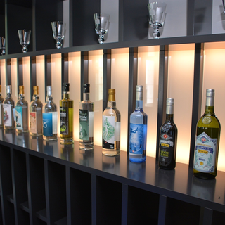 Plus de 120'000 litres d'absinthe sont produits au Val-de-Travers chaque année. [RTS - Gaël Klein]