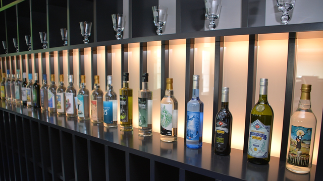Plus de 120'000 litres d'absinthe sont produits au Val-de-Travers chaque année. [RTS - Gaël Klein]