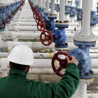 La Russie impose des hausses du prix du gaz à l'Ukraine. [AP/Keystone - Bela Szandelszky]