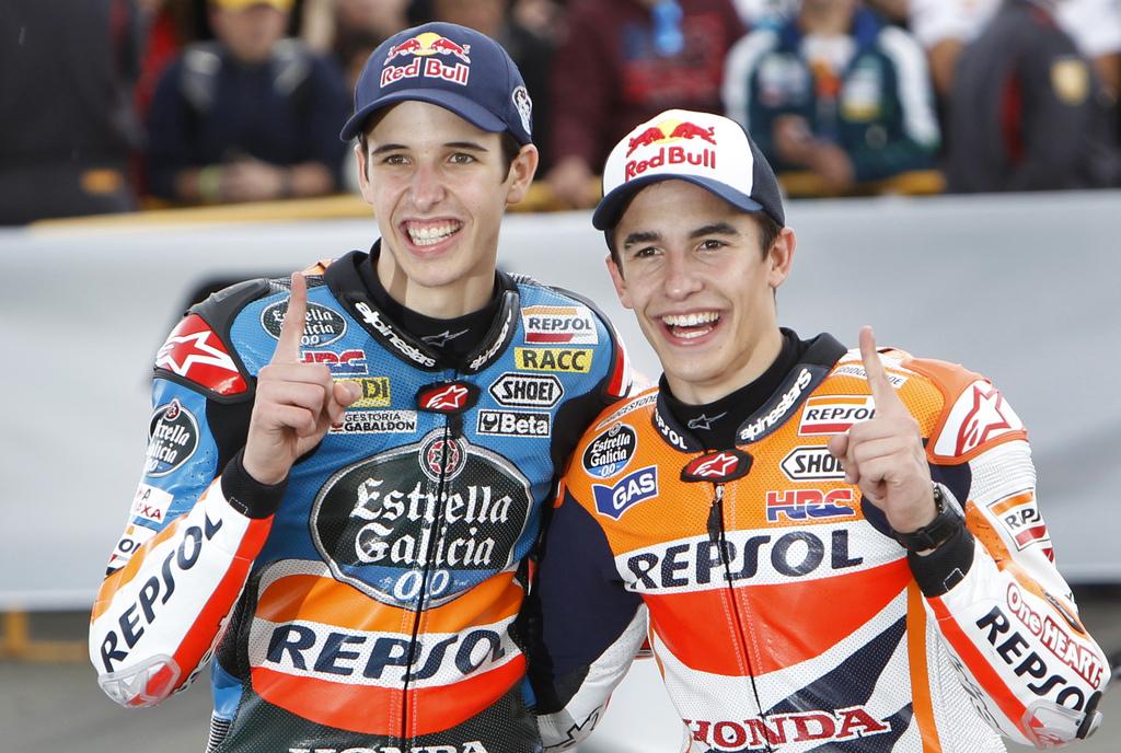 Alex et Marc Marquez titrés respectivement en Moto3 et MotoGP. [KEYSTONE - Alberto Saiz]