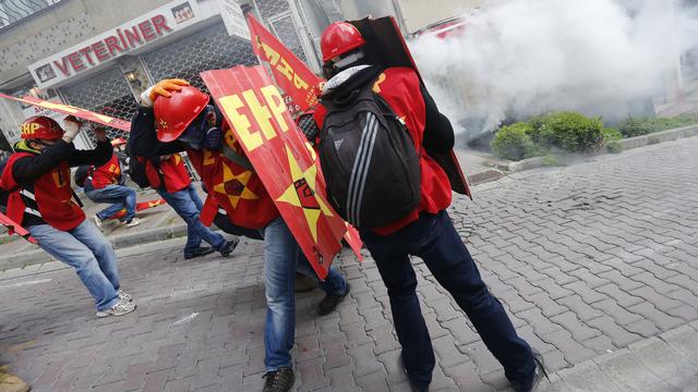 Des manifestants tentent de se protéger des gaz lacrymogènes utilisés par la police anti-émeute, ce jeudi 1er mai 2014 à Istanbul. [Reuters - Murad Sezer]