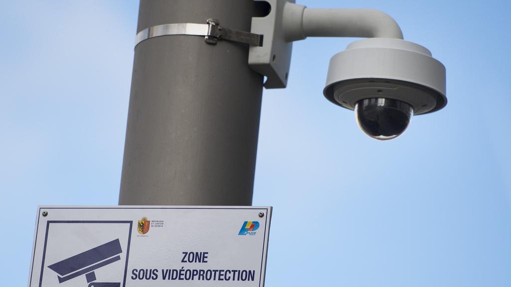 Ce mercredi, la police genevoise allume ses 23 caméras de vidéosurveillance dans le quartier des Pâquis. [Jean-Christophe Bott]