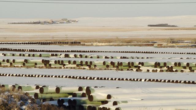 Des tuyaux prévus pour l'oléoduc Keystone XL sont stockés à Gascoyne, dans le Dakota du Nord. [Andrew Cullen]