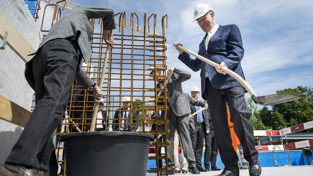 Pose de la première pierre du chantier Aquatis, avec Yves Christen, président de la Fondation Aquatis, Daniel Brélaz, syndic de Lausanne, Olivier Francais, municipal de Lausanne, Bernard Russi, président-directeur général du Groupe BOAS. [KEYSTONE/Jean-Christophe Bott]