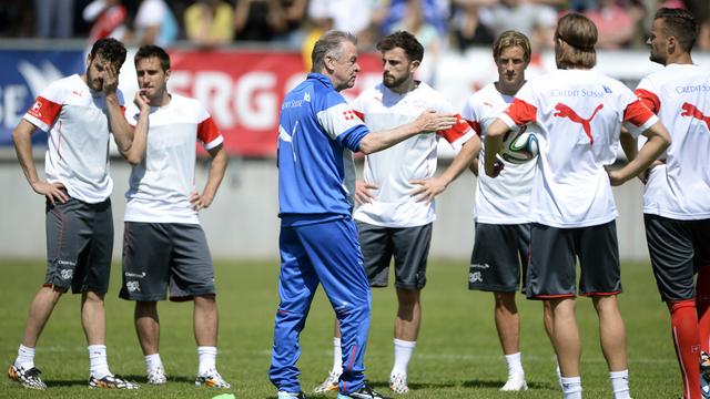 Hitzfeld a passé pas mal de temps avec les "remplaçants". [Urs Flueeler]