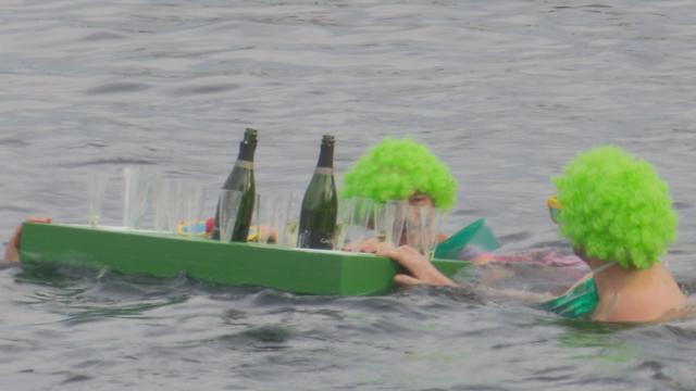 Les participants ont nagé 120 mètres avant de sortir de l'eau.