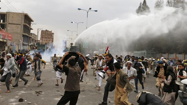 Des partisans de la rébellion chiite ont été violemment dispersé par la police yéménite dimanche à Sanaa. [Khaled Abdullah]