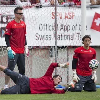 Les trois gardiens de l'équipe de Suisse de football, Diego Benaglio (debout), Roman Bürki (couché) et Yann Sommer (sur les genous).