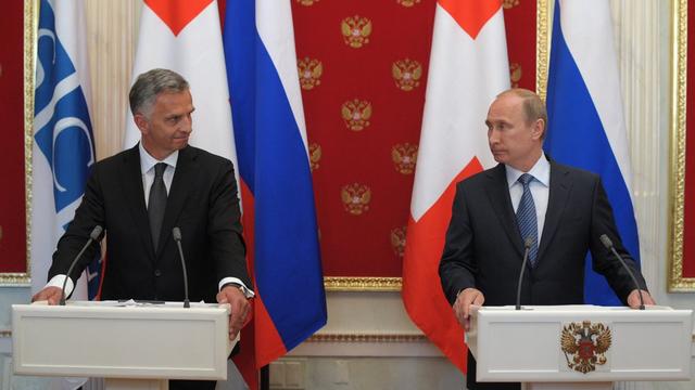 Didier Burkhalter et Vladimir Poutine à la suite de leur rencontre. [EPA/Keystone - Alexey Druginyn]