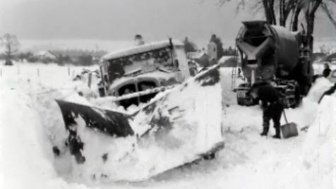 Comment déblayer l'abondante neige sur les routes? [RTS]