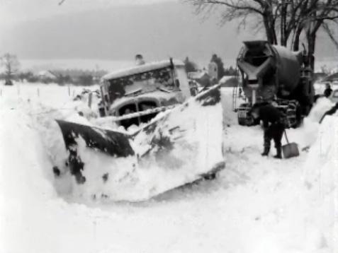 Comment déblayer l'abondante neige sur les routes? [RTS]