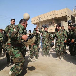 Des militants chiites se préparent au combat à Bassorah. [Nabil Al-Jurani]
