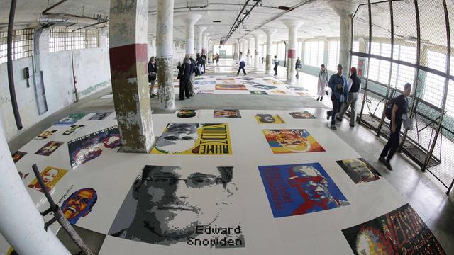 La dernière exposition de l'artiste chinois Ai Weiwei a investi la prison américaine d'Alcatraz. Ici des portraits de prisonniers ou exilés politiques composés de plus de un million de pièces de Lego. [AP Photo/Eric Risberg]