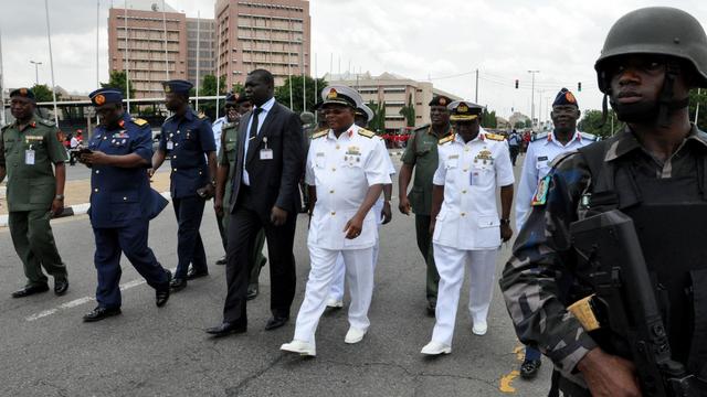 Le chef d'état-major de l'armée de l'Air Alex Badeh (deuxième à gauche) est venu  s'adresser lundi à un groupe de soutien aux jeunes filles. [AP Photo/Gbenga Olamikan]