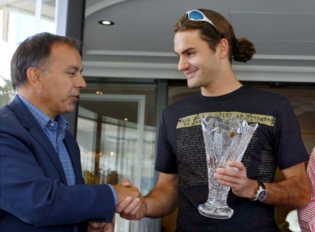 Dominiguez avait remis en 2003 le trophée de meilleur Européen sur le Circuit ATP à Federer. [KEYSTONE - YOSHIKO KUSANO]