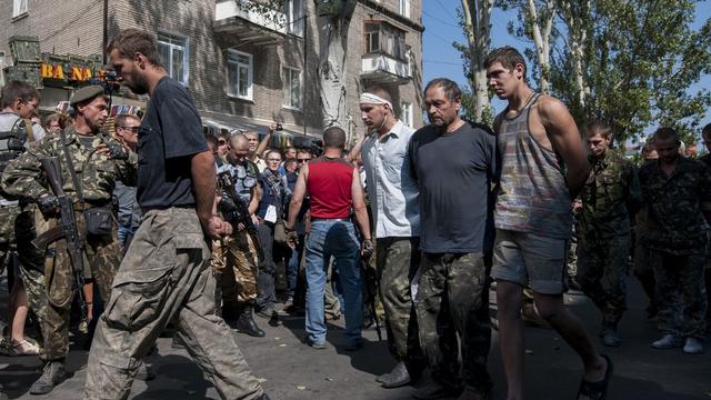 Les rebelles pro-russes font défiler leurs prisonniers à Donetsk, le jour de l'Indépendance de l'Ukraine. [Antoine E.R. Delaunay]