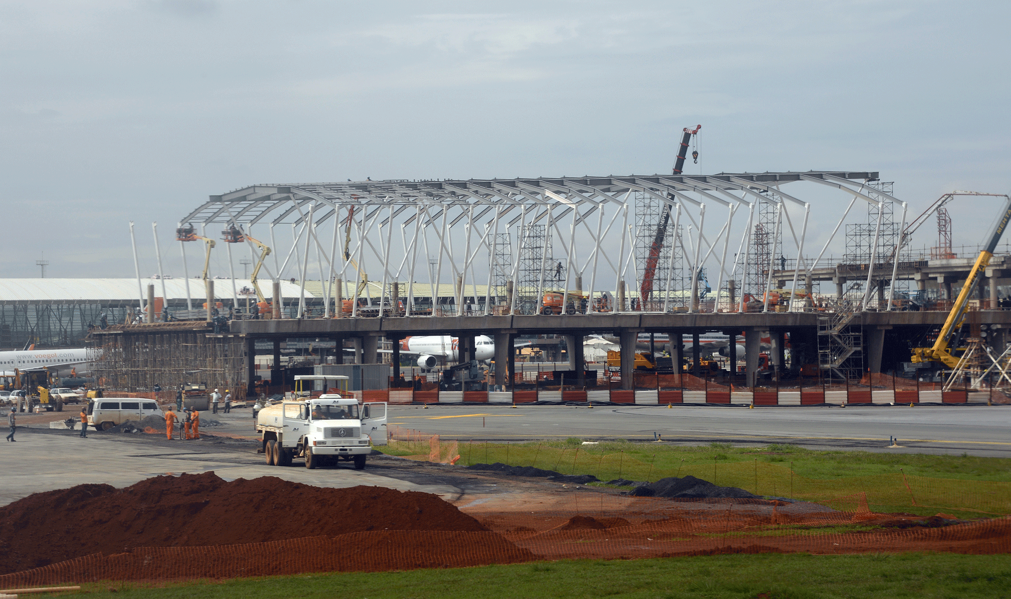 Certaines infrastructures sont encore en chantier, comme l'aéroport de Brasilia (ici, en décembre 2013). [Marcus Brandt]