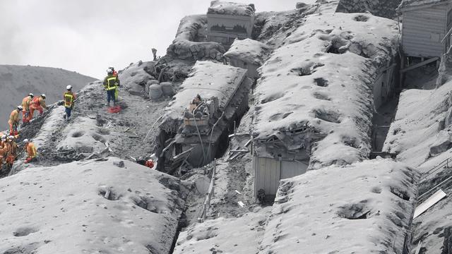 Les recherches ne sont pas terminées dans les cabanes de montagne où des randonneurs ont tenté de trouver refuge. [AP Photo/Kyodo News]