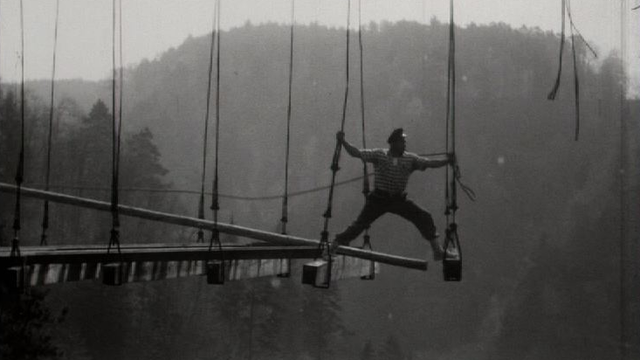 Ouvrier au-dessus du vide, lors démolition du pont du Gotteron, 1960. [RTS]