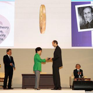 Martin Hairer reçoit la médaille Fields des mains de la présidente sud coréenne Park Geun-Hye, le 13 août 2014 à Séoul. [The Seoul ICM 2014 / AFP]