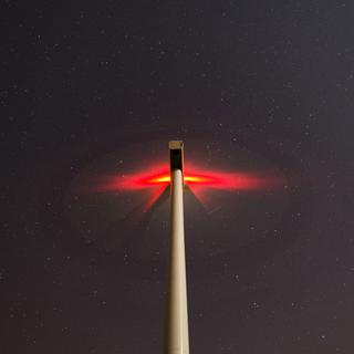 Les balises rouges des éoliennes peuvent représenter une pollution lumineuse pour les habitants de la région. [Daniel Reinhardt]