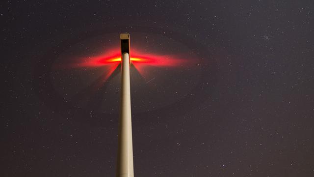 Les balises rouges des éoliennes peuvent représenter une pollution lumineuse pour les habitants de la région. [Daniel Reinhardt]
