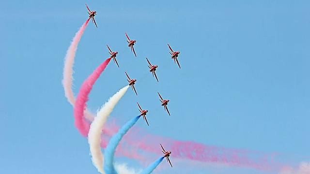 Red Arrows en démonstration aérienne. [Wiki commons]