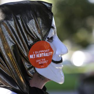 Un partisan de la neutralité du net lors d'une manifestation à Los Angeles. [Jonathan Alcorn]