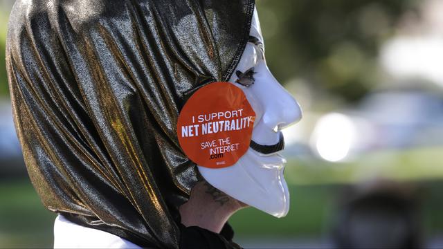 Un partisan de la neutralité du net lors d'une manifestation à Los Angeles. [Jonathan Alcorn]