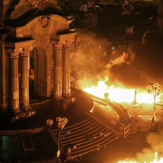 La place de l'Indépendance, à Kiev, était toujours en flammes ce mercredi matin. [Sergey Dolzhenko - EPA]