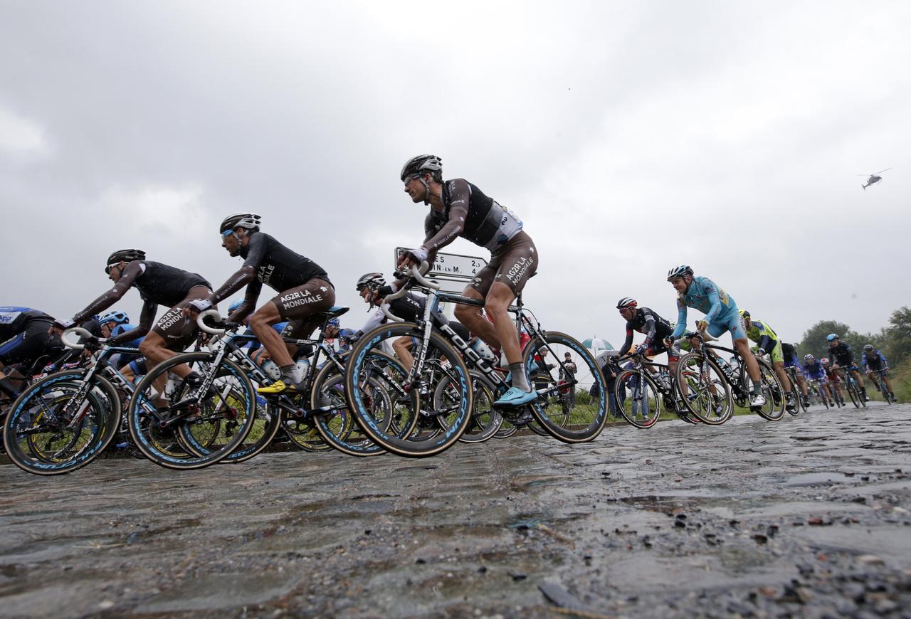 Les coureurs ont dû affronter sept secteurs de pavés lors de la 5e étape. [REUTERS - Christian Hartmann]