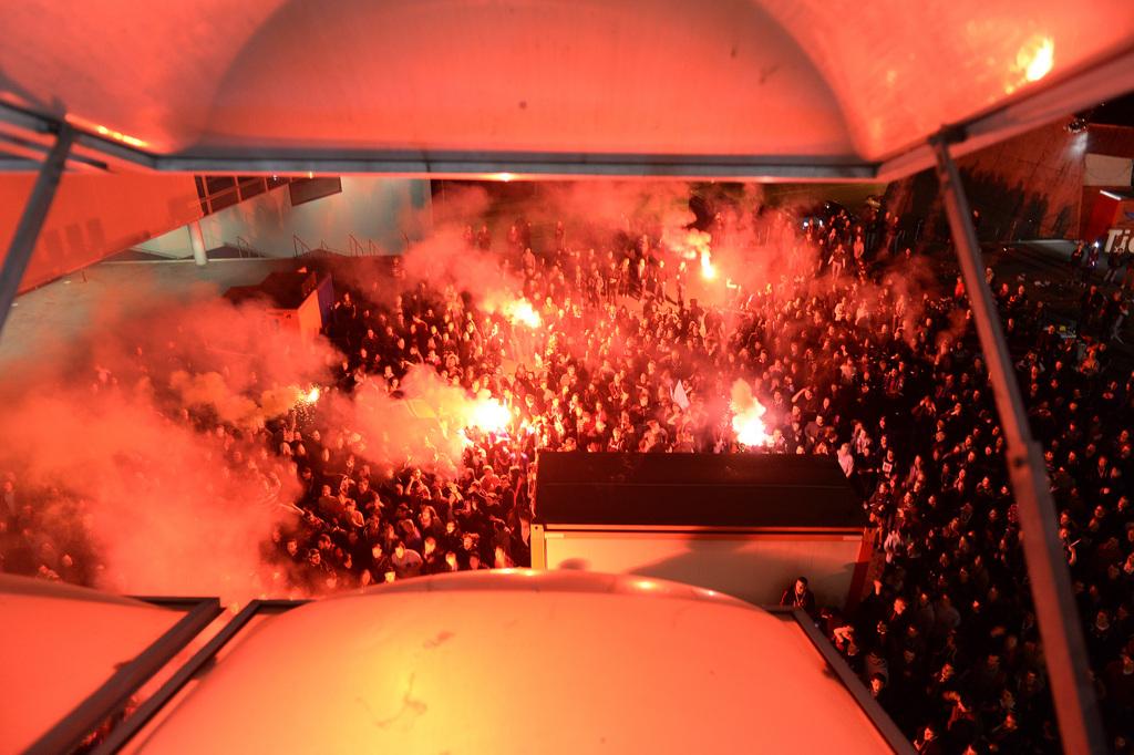 Massés à l'extérieur du stade, les supporters rhénans ont donné de la voix. [Keystone - Georgios Kefalas]