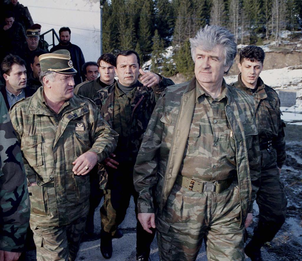 Ratko Mladic et Radovan Karadzic durant la guerre de Bosnie en 1995. [AP Photo - Sava Radovanovic]