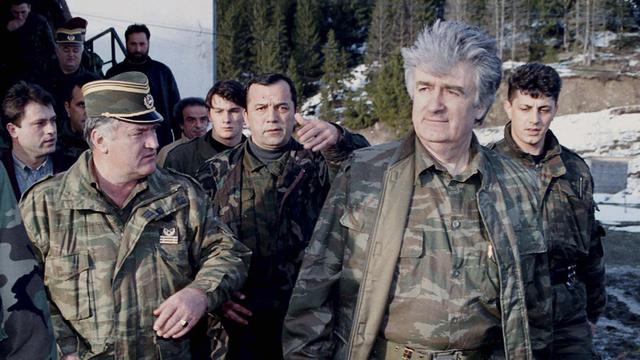 Ratko Mladic et Radovan Karadzic durant la guerre de Bosnie en 1995. [AP Photo - Sava Radovanovic]