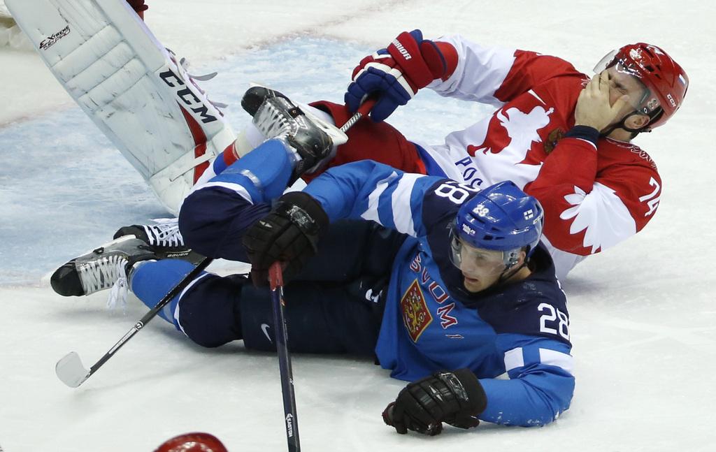 Bel exploit de la Finlande de Korpikoski (en bleu), vainqueur de la Russie de Syomin. [AP/Keystone - Mark Humphrey]