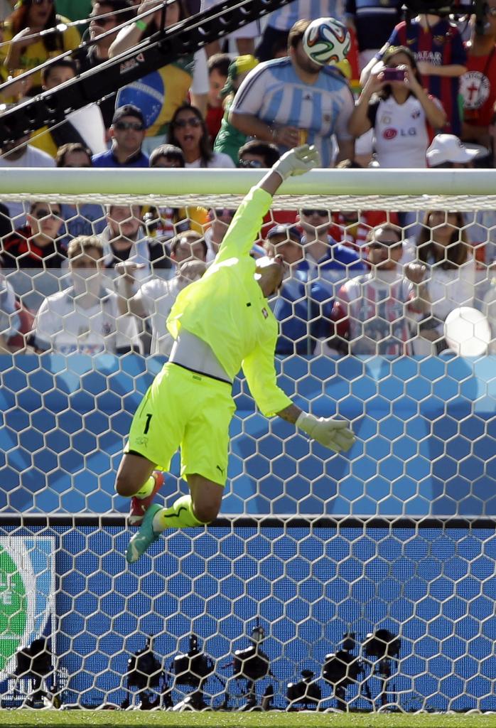 Benaglio dans ses oeuvres face à l'Argentine en huitième du Mondial au Brésil. [KEYSTONE - Sergei Grits]