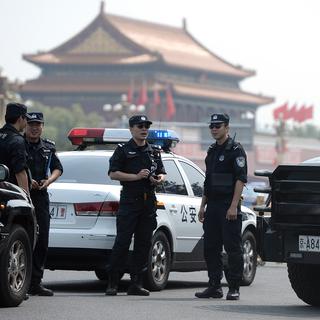 Des policiers chinois photographiés à proximité de la place Tiananmen, le 4 juin 2014.
