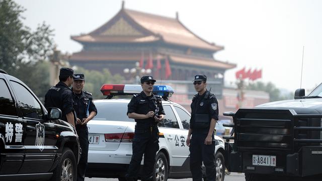 Des policiers chinois photographiés à proximité de la place Tiananmen, le 4 juin 2014.